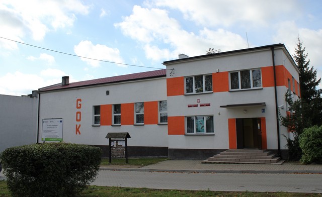 Zdjęcie przedstawiające budynek Centrum Kultury i Sportu oraz Biblioteki Publicznej w Osieku